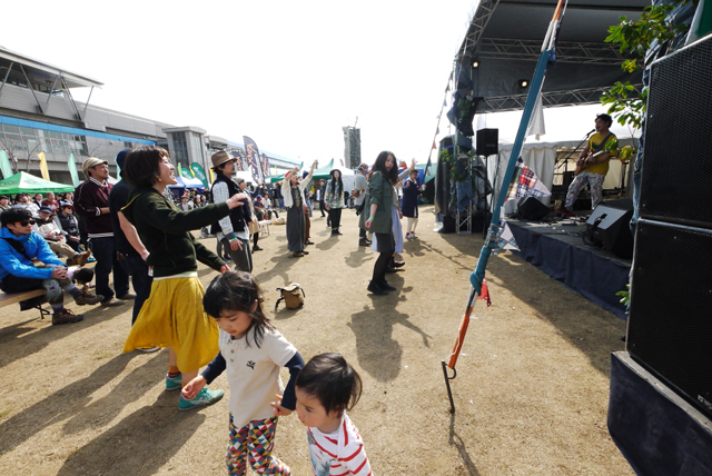 ライブの前でリズムに乗る人