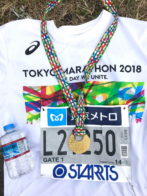 東京マラソンの参加Tシャツと完走メダル