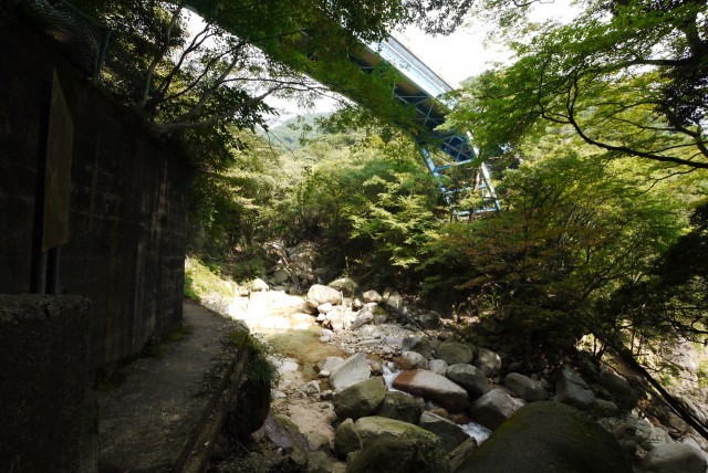 御在所岳の裏登山道にある青い「あかね橋」