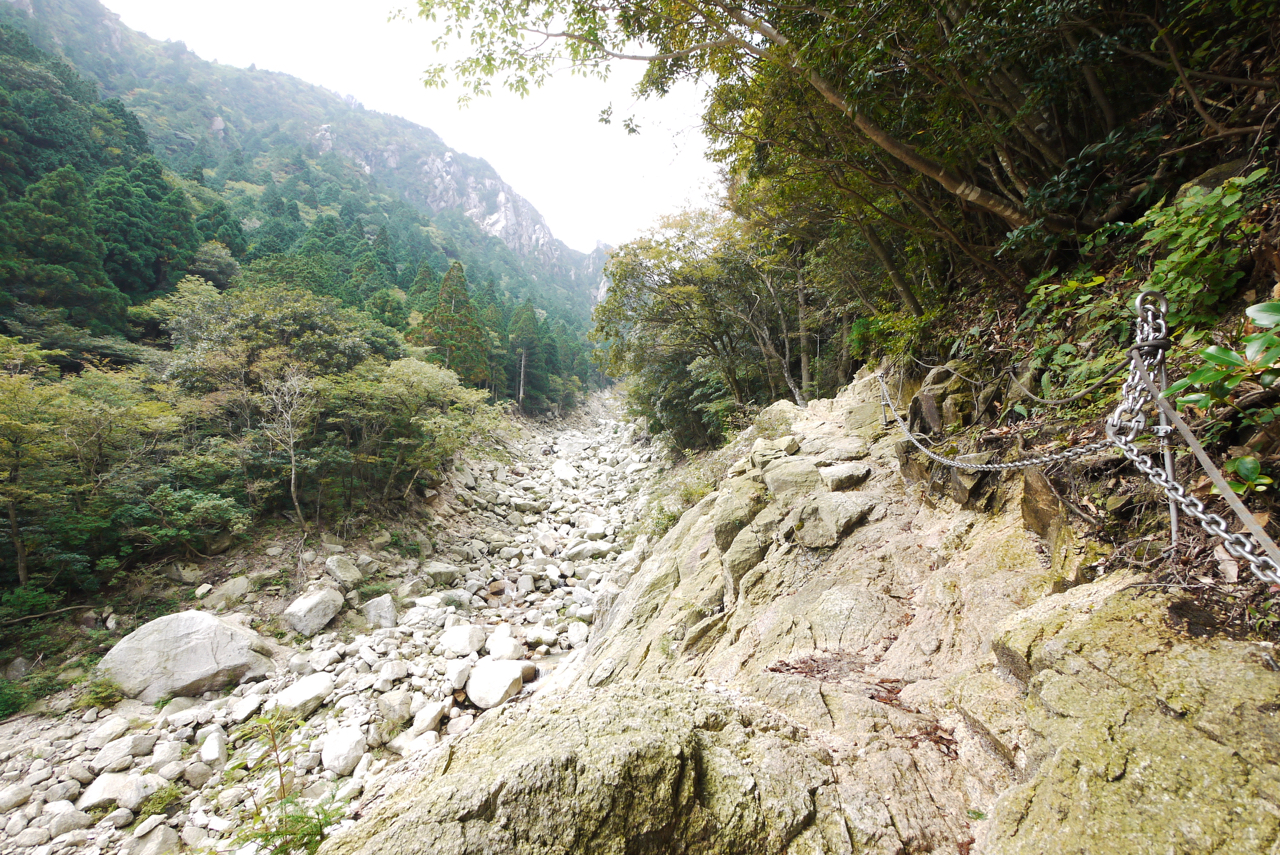 御在所岳・裏登山道、最初の鎖場