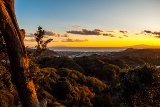 勝上献・展望台から見下ろす夕日の相模湖と鎌倉の街