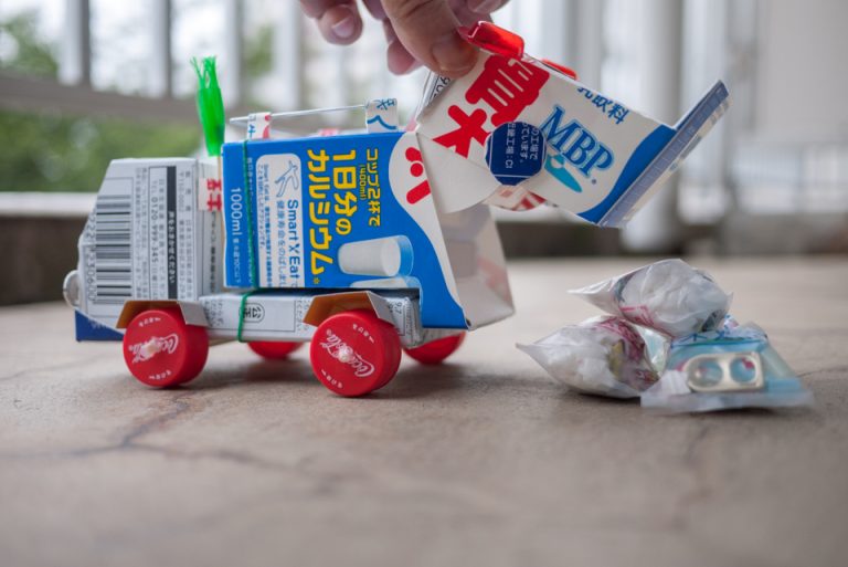 牛乳パックで工作した「ゴミ収集車」