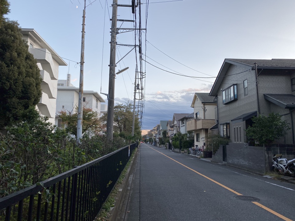 郵政研修センター西側の道路