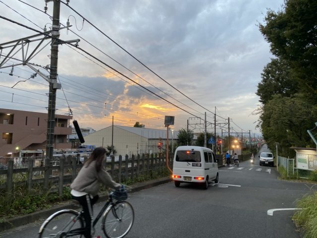 矢川駅に向かう道路