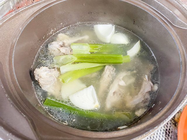 鶏ガラと材料を鍋にいれた