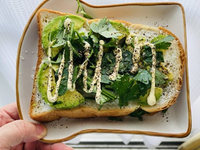 アボガドとイタリアンパセリのサンドイッチ