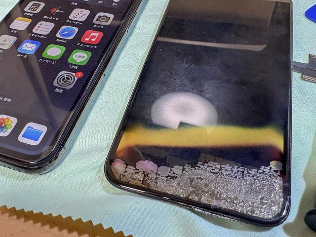 焼けて変質しているiPhone画面